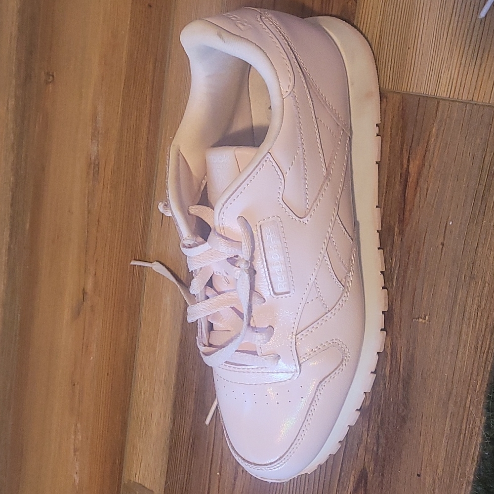 Reebok pink size 7 tennis shoes